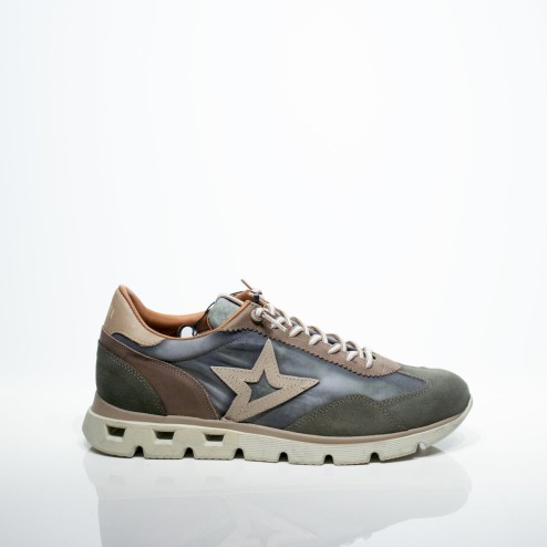 SNEAKERS BALANCE ON